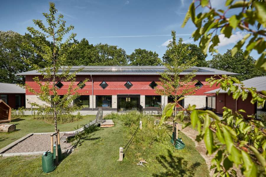 Danmarks første CO2-neutrale børnehave beklædt med stålprofiler, Børnehuset Grønnegården, Transformervej 3, 2860 Søborg